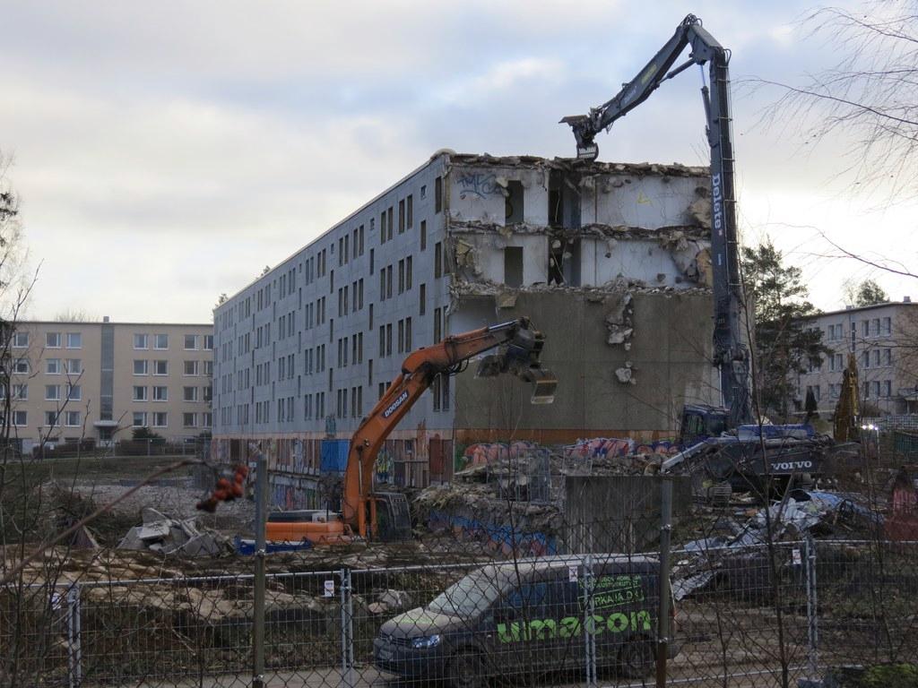 Maan tasalle! Teppo Kulmala kuvasi Jakomäentie 4:n talon purkamista joulukuussa. 