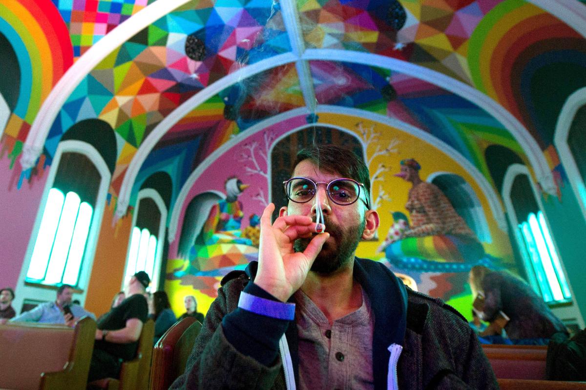 Kansainvälisen kannabiskirkon jäsen, englantilainen Tushar Mallick juhlistamassa kirkkonsa yksivuotissyntymäpäivää Denverissä, Yhdysvalloissa. Kannabiskirkko katsoo edustavansa ”elevationismia”, jossa kannabiksen käyttöä pidetään sielua kohottavana sakramenttina.