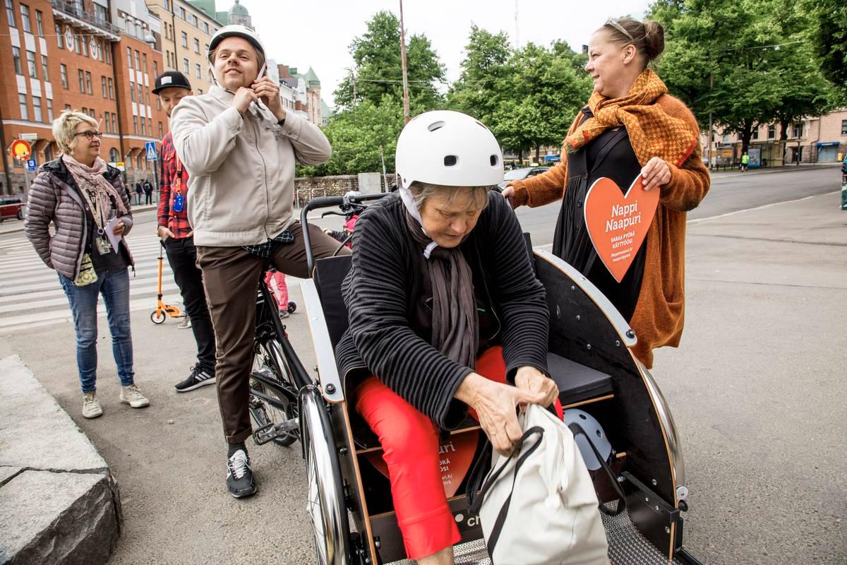 Roope Rihtamo ja Marita Saarela valmistautuvat ajoon. Oikealla Tanja Jänicke.