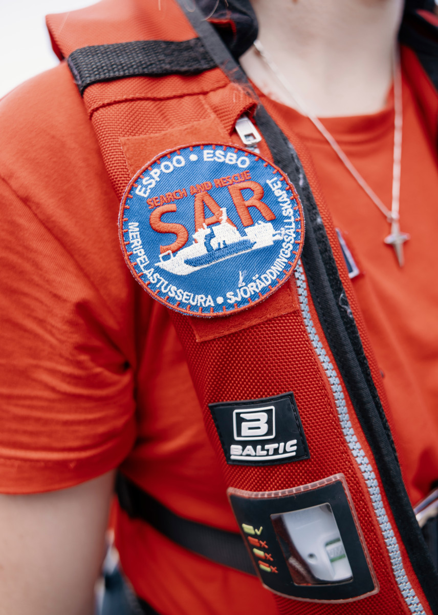 Kaikkien Espoon Meripelastajien liiveissä on SAR-tunnus. Kun harjoittelija nousee miehistön jäseneksi ja mahdollisesti siitä eteenpäin aina päällystöön asti, hän saa lisäksi liiveihinsä arvoaan merkitsevän tunnuksen. 