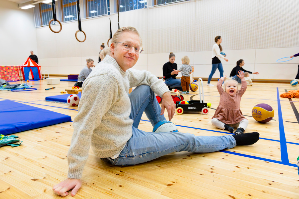 Elias Trygg kuuli Lauttasaaren kirkon kaksikielisestä perhekerhosta kaveriltaan ja käy siellä tyttärensä Klaran kanssa. ”Tällaisia kivoja paikkoja on loppujen lopuksi aika vähän.”