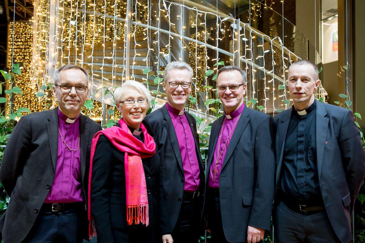 Talvella käydyn arkkipiispanvaalin ehdokkaat Björn Vikström, Heli Inkinen, Ilkka Kantola, Tapio Luoma, Ville Auvinen Turussa joulukuussa 2017. Ville Auvinen vastustaa naisten pappeutta.