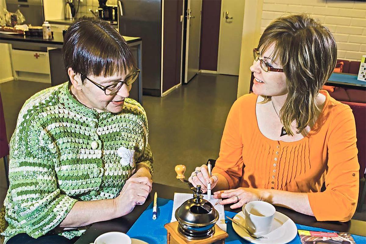 Kirsi Vilander ja Sari Laitinen suunnittelevat Vantaan aluesolun toimintaa.