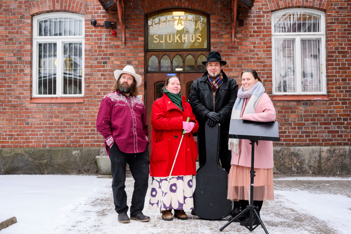 Pianisti Mikko Mattila, laulaja Elaine Pilkamo, bändijohtaja Timo Aalto sekä laulaja Annakaisa Tikkinen kävivät laulamassa ja soittamassa Diakonissalaitoksen hoivakoti Scillassa ystävänpäivänä. 