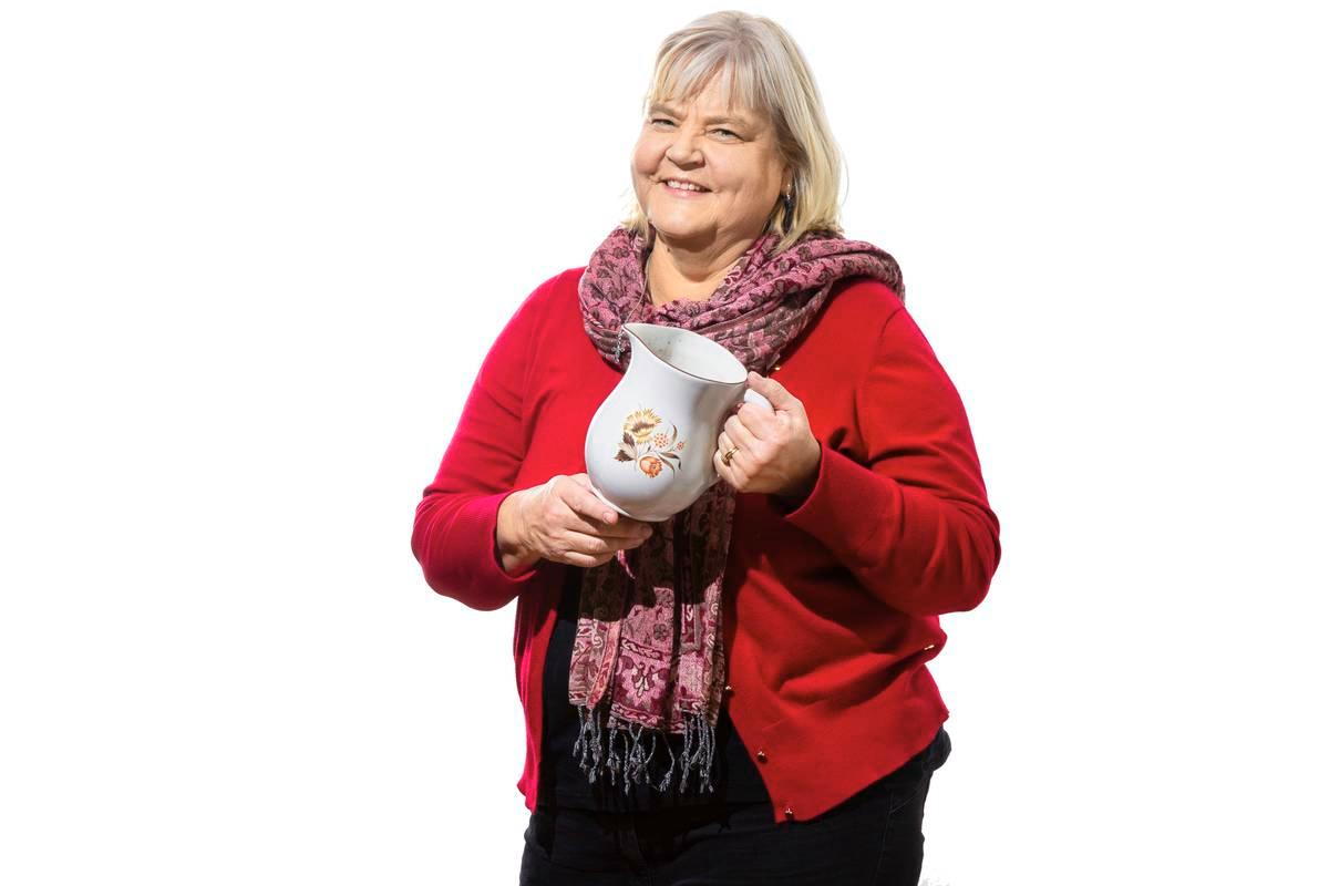 Unelman kammarin kirpputorilta voi löytää esimerkiksi vanhoja hienoja astioita, vinkkaa diakoni Tiina Hietaniemi.