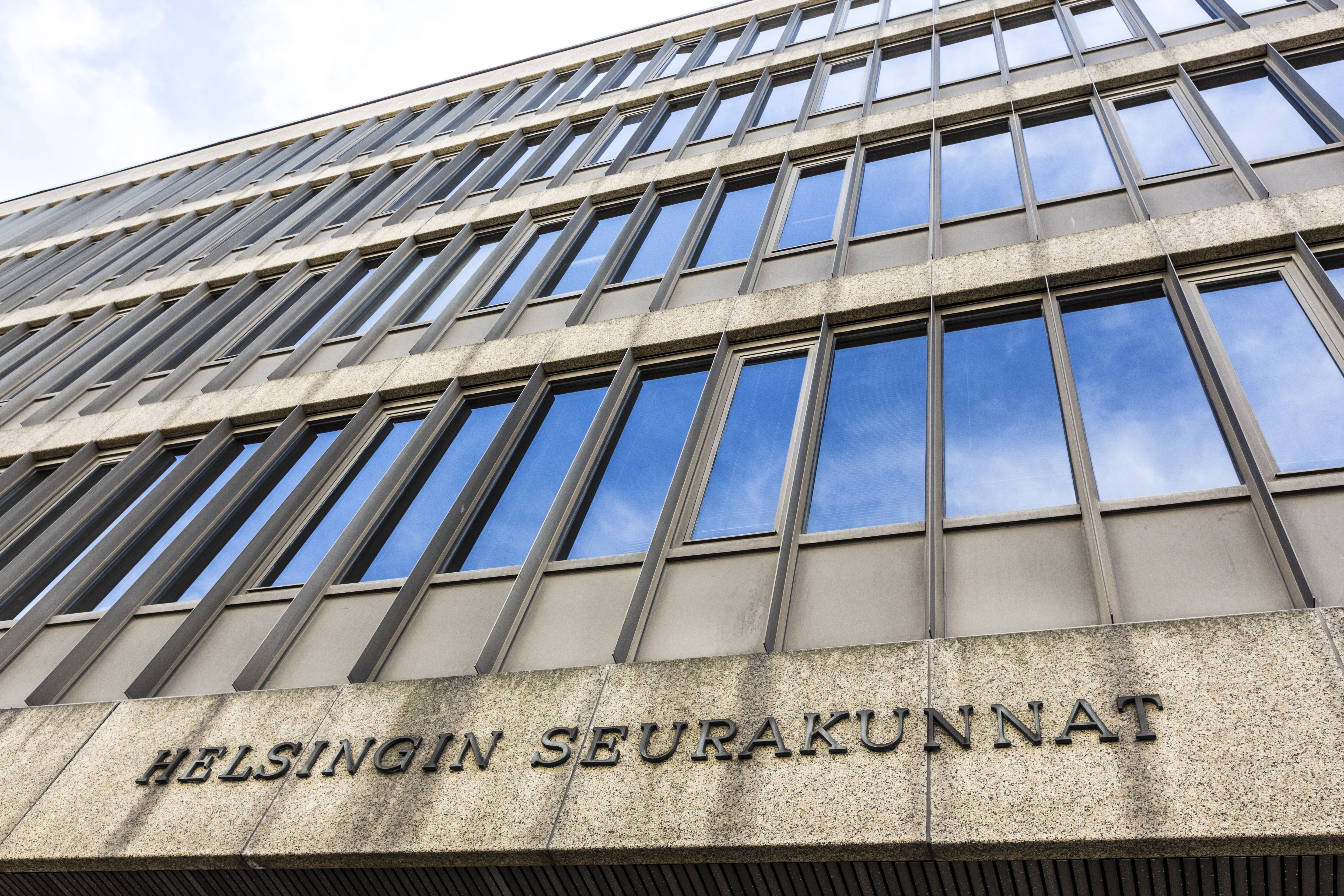  Seurakuntien talo sijaitsee Helsingin Kalliossa Kolmannella linjalla.