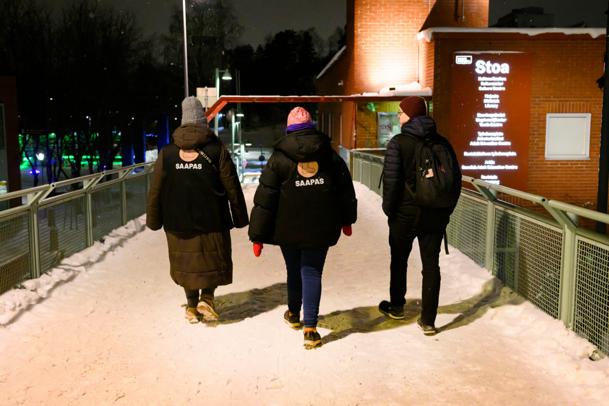 Saapaslaisilla on mukanaan pieniä aputarpeita. Erityisesti karkit ja heijastimet kiinnostavat nuoria ja toimivat Ilmari Pyykösen mukaan hyvinä jäänmurtajina. Saapas-vapaaehtoiset Meri Vuorio (vas.), Lotta Salmi ja diakoni Ilmari Pyykönen päivystivät talvisena perjantai-iltana Itäkeskuksessa.