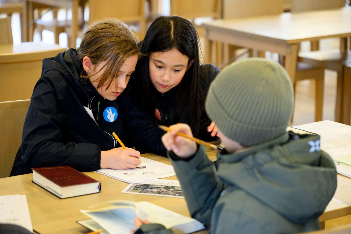 Välillä tehtäviä tehdään myös sisätiloissa.  