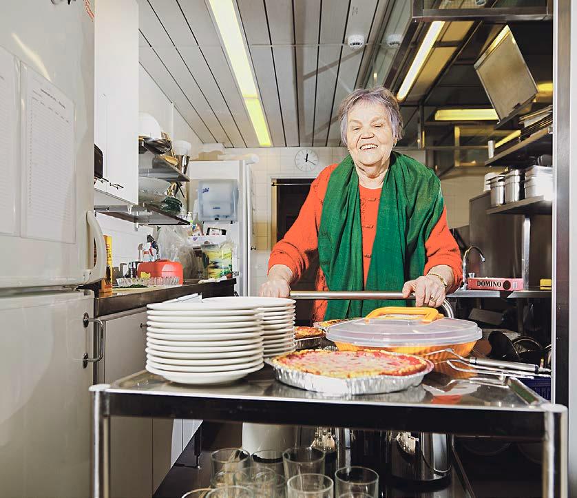 Maija Kananen valmistelee tarjoilua seniorikerhon tapaamiseen.