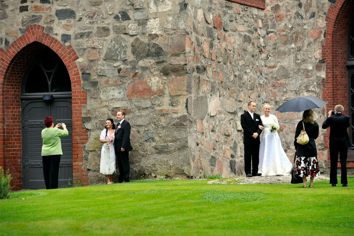 Hääyö houkutteli runsaasti hääpareja Vantaan Pyhän Laurin kirkkoon 18. syyskuuta 2009. Noin 50 pariskuntaa oli saanut jonotusnumeron vihkimiseen jo alkuillasta.