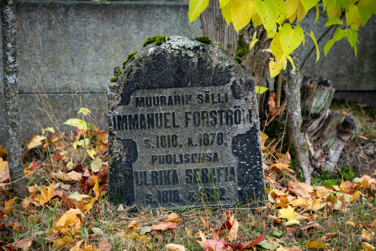 Harvassa 1800-luvun hautamuistomerkissä tekstit ovat säilyneet näin hyvin kuin Immanuel Forströmin haudalla.