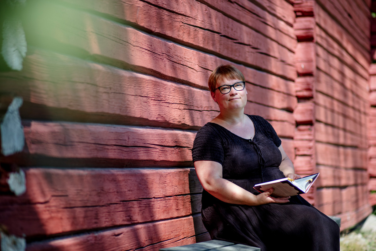 – Kymmenen vuotta sitten – mikä on nykypäivänä ikuisuus – ilmestyi minun ja Kirsi Vainio-Korhosen kirjoittama kirja Lemmen ilot ja sydämen salat, kertoo Anu Lahtinen.