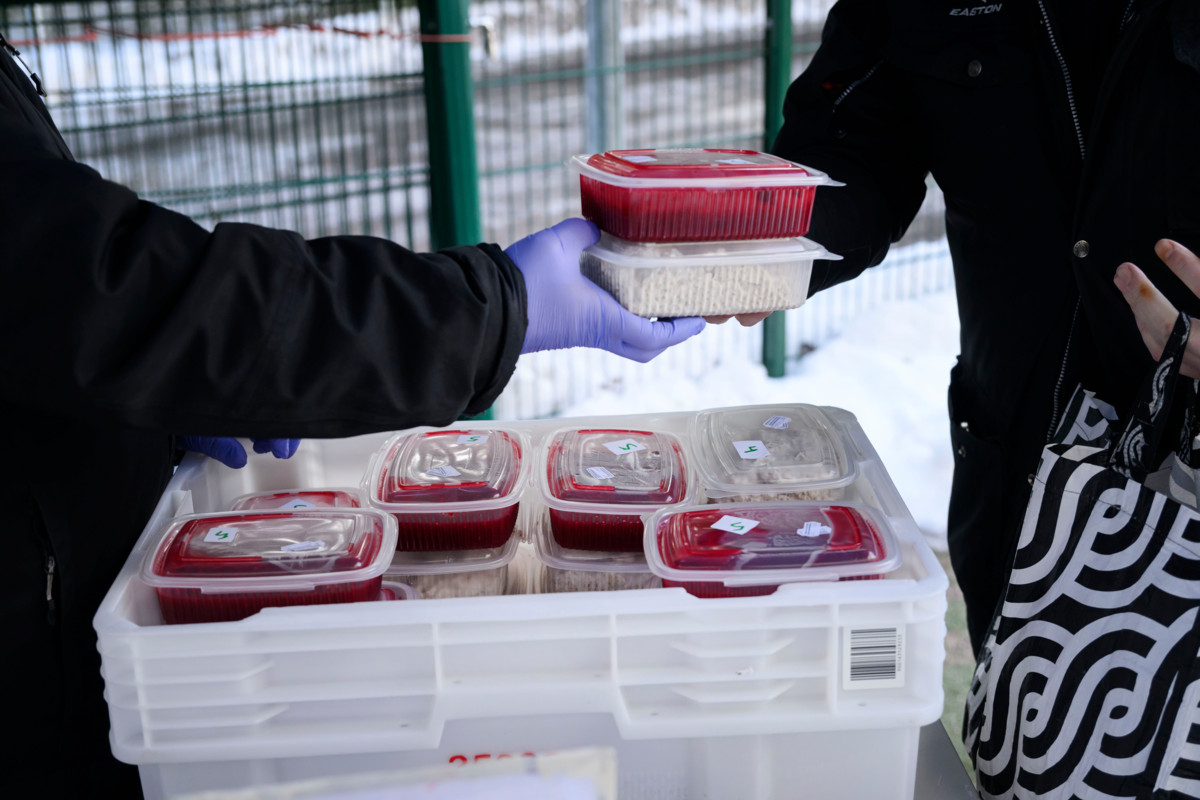 Moni otti mukaansa sekä ohrasuurimopuuron että marjamehukeiton.