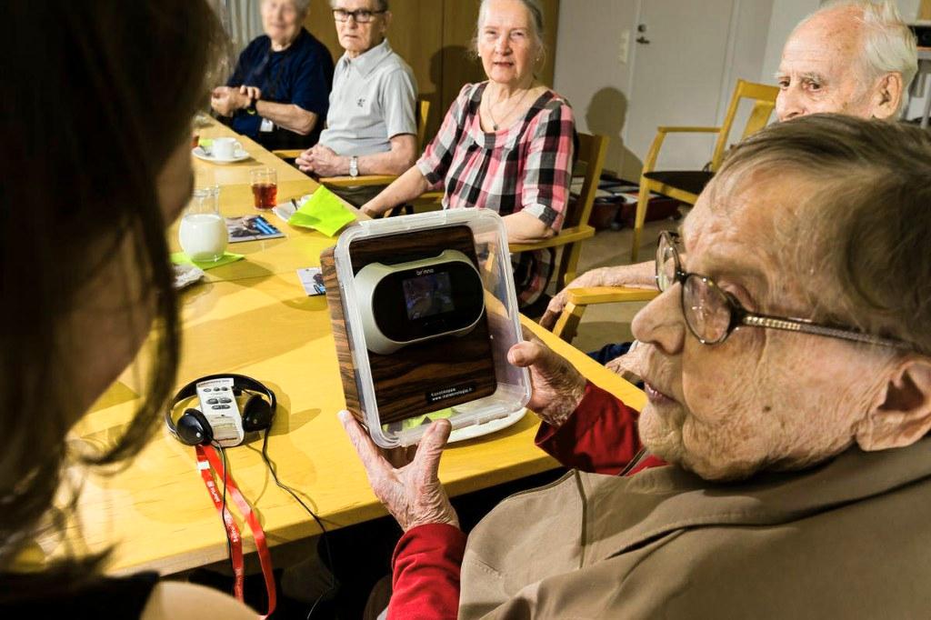 Eine Laine tutustuu digitaaliseen ovisilmään. Laitteiden pitäisi olla hänen mielestään mahdollisimman yksinkertaisia.