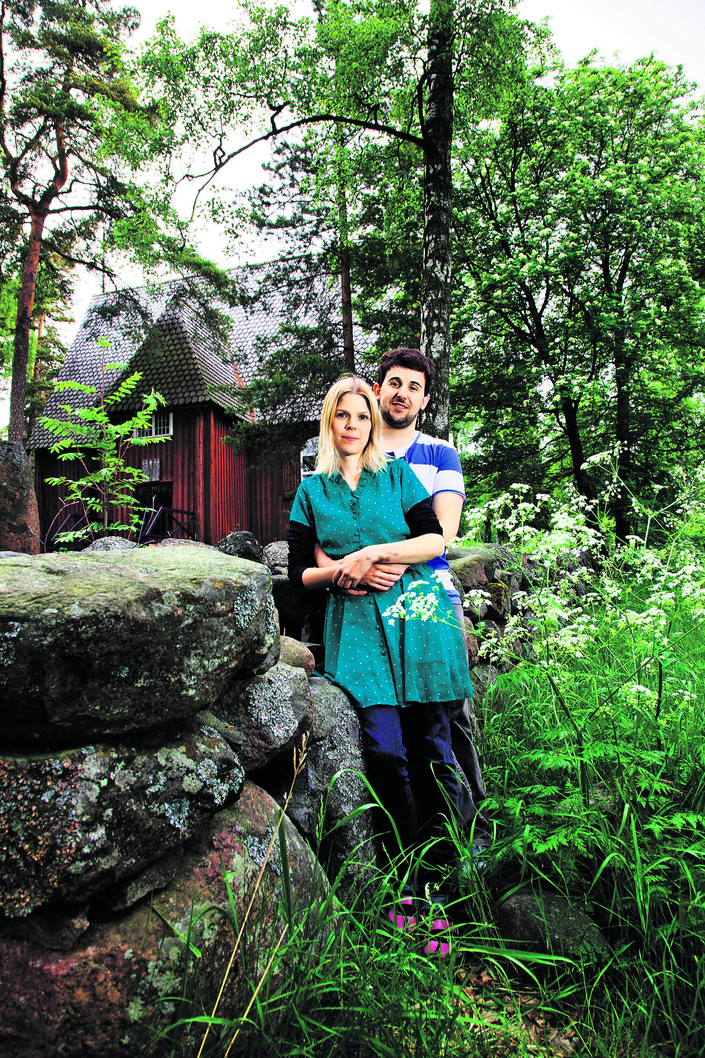 Juhannushääpari. Päivi Koskinen ja Iñigo Flores jännittävät, miten moni tulee katsomaan juhannusaattona Seurasaareen heidän häävalssiaan.