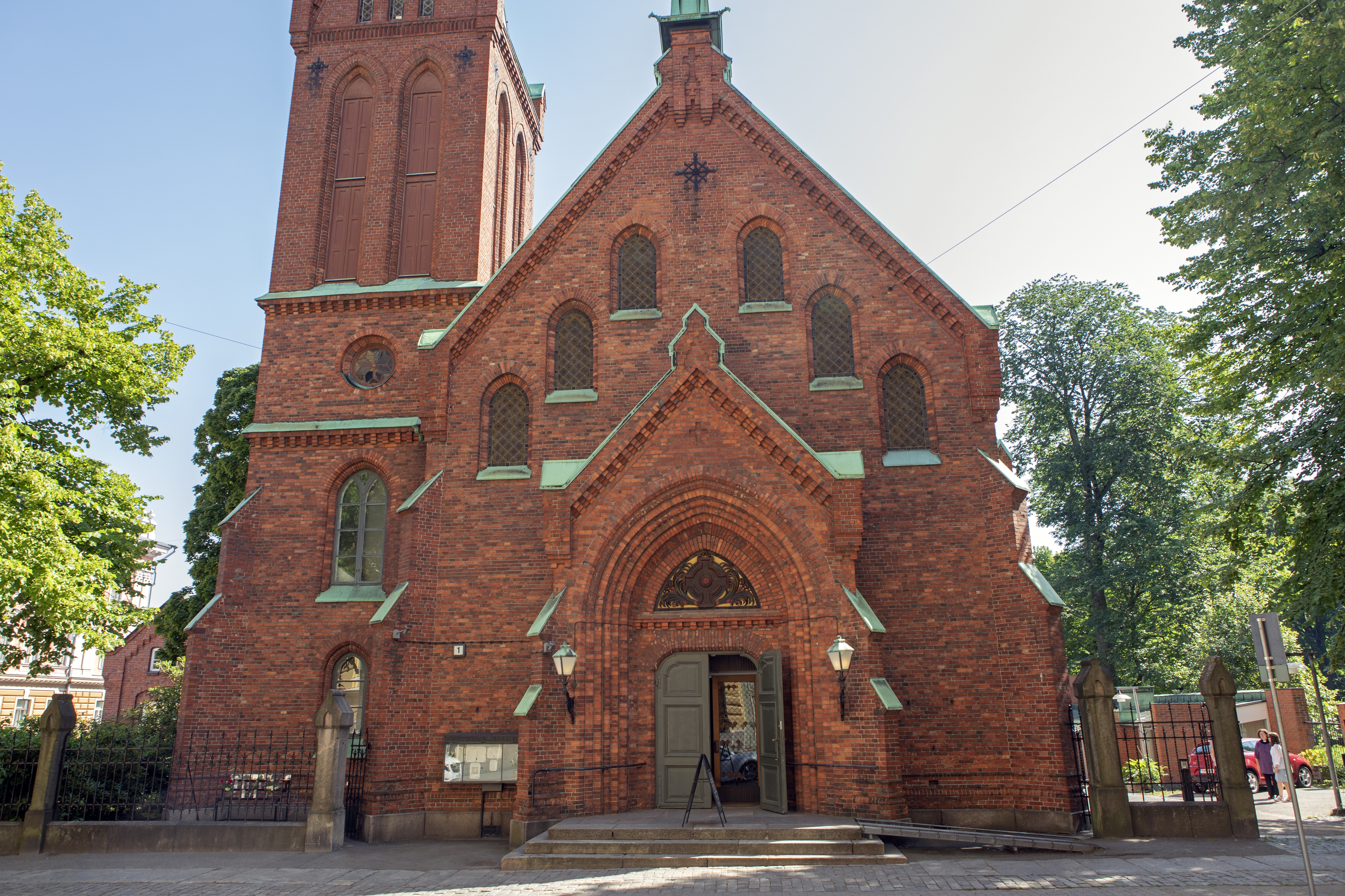 Uusgoottilaiseen tyyliin rakennettu Saksalainen kirkko on valmistui vuonna 1864, muutamaa vuotta sen jälkeen, kun tsaari Aleksanteri II antoi helsinkiläisille erikoisluvan saksalaisen seurakunnan perustamiseen. Kirkko oli alkuun matalampi ja sen tornia kohotettiin vuonna 1897.