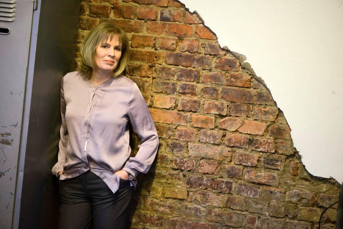 valtava musta mies munaa