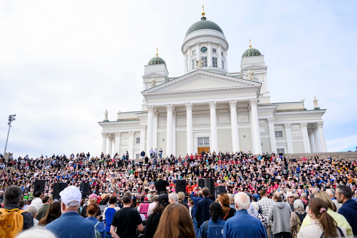 Kuorojen kierroksen suurkonserttiin Senaatintorilla osallistui tuhansia laulajia.