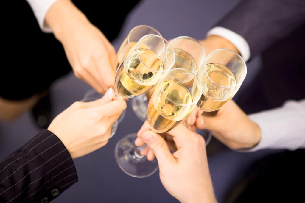 Moni skoolaa juhlissa nykyään alkoholittomalla juomalla. Tarjolla on monenlaisia vaihtoehtoja, muutakin kuin limsaa tai kivennäisvettä. Kuva: Thinstock. 