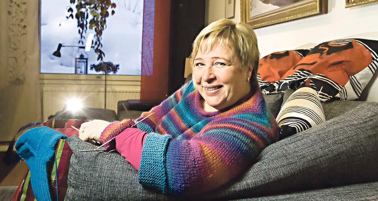 Riitta Eiskonen, 49, nauttii neulomisesta.