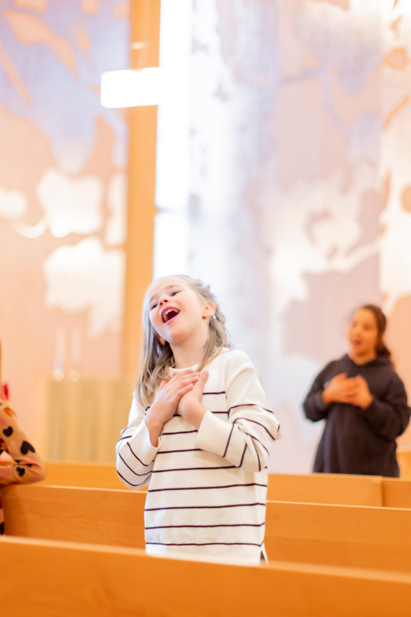 Kerttu Kantanen on kasvanut kuorolaulajien ympäröimänä. Kuvassa hän harjoittelee Pihlajanmarjat -kuoron Popparit -ryhmän kanssa Lapsen oikeuksien päivän konserttiin.