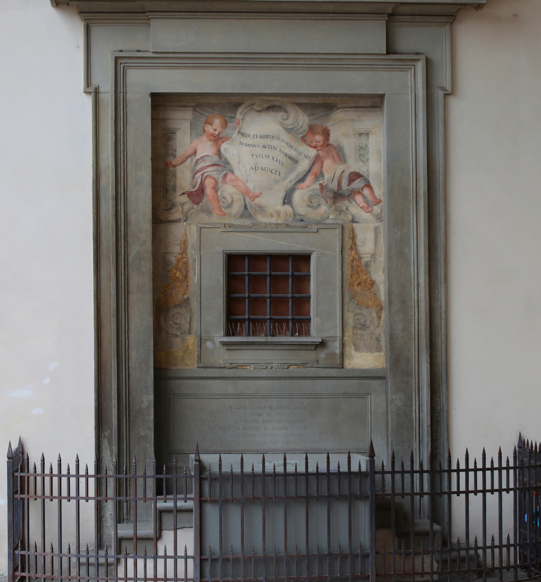 Firenzen Spedale degli innocenti -löytölastenkoti perustettiin vuonna 1419. Lastenkodin seinässä on käytöstä poistettu vauvaluukku, johon vanhempi saattoi jättää vauvansa niin, ettei hänen henkilöllisyytensä paljastunut. 