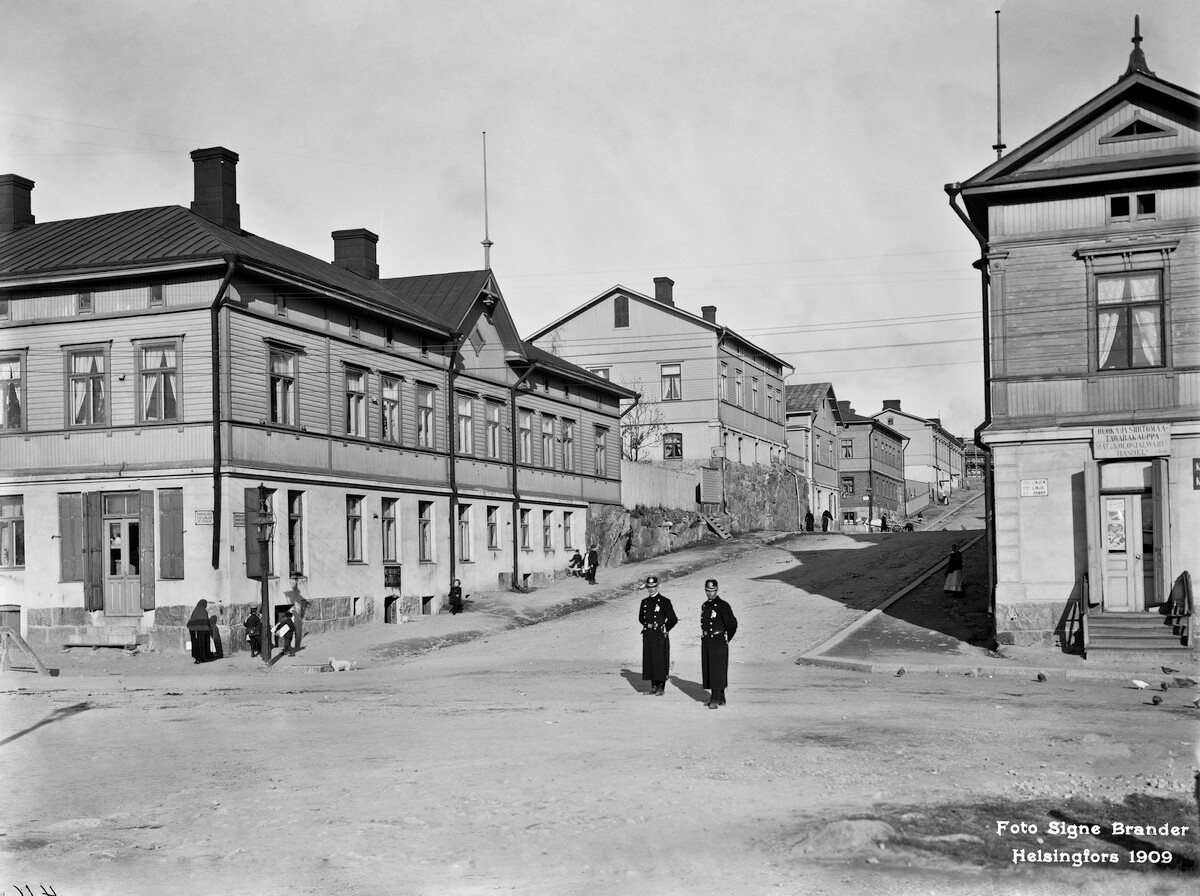 Kallion kaupunginosa oli puutalovaltaista aluetta 1900-luvun alkupuolella. Signe Branderin ottama kuva on Toisen linjan ja Suonionkadun kulmasta vuodelta 1909. Kuva: Signe Brander / Helsingin kaupunginmuseo.