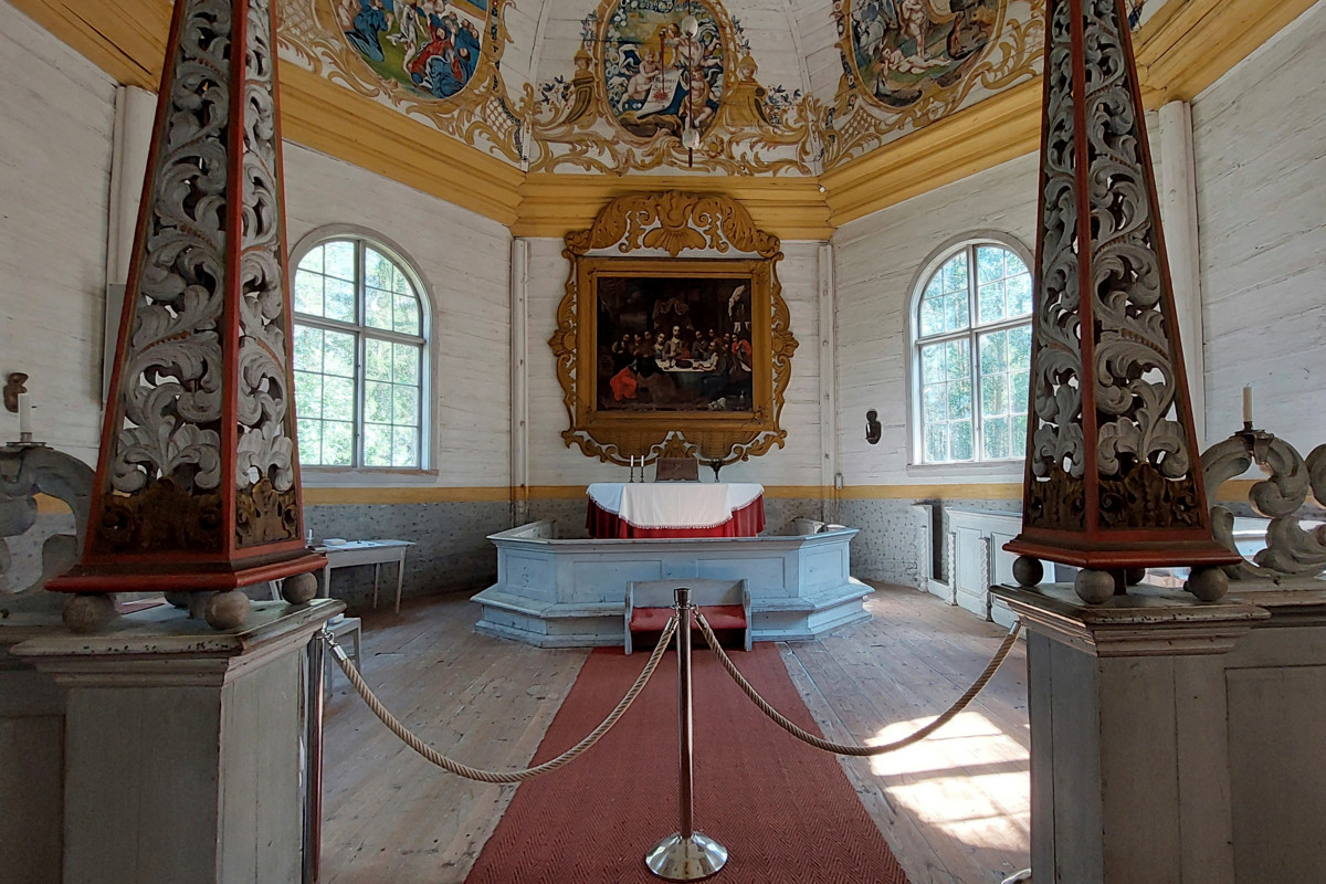 Alttaritaulun on maalannut maamme ensimmäinen naismaalari Margareta Capsia. Maalaus saatiin kirkkoon jo vuonna 1727. Se kuvaa pyhää ehtoollista. Kuva: Kajaanin kaupunki