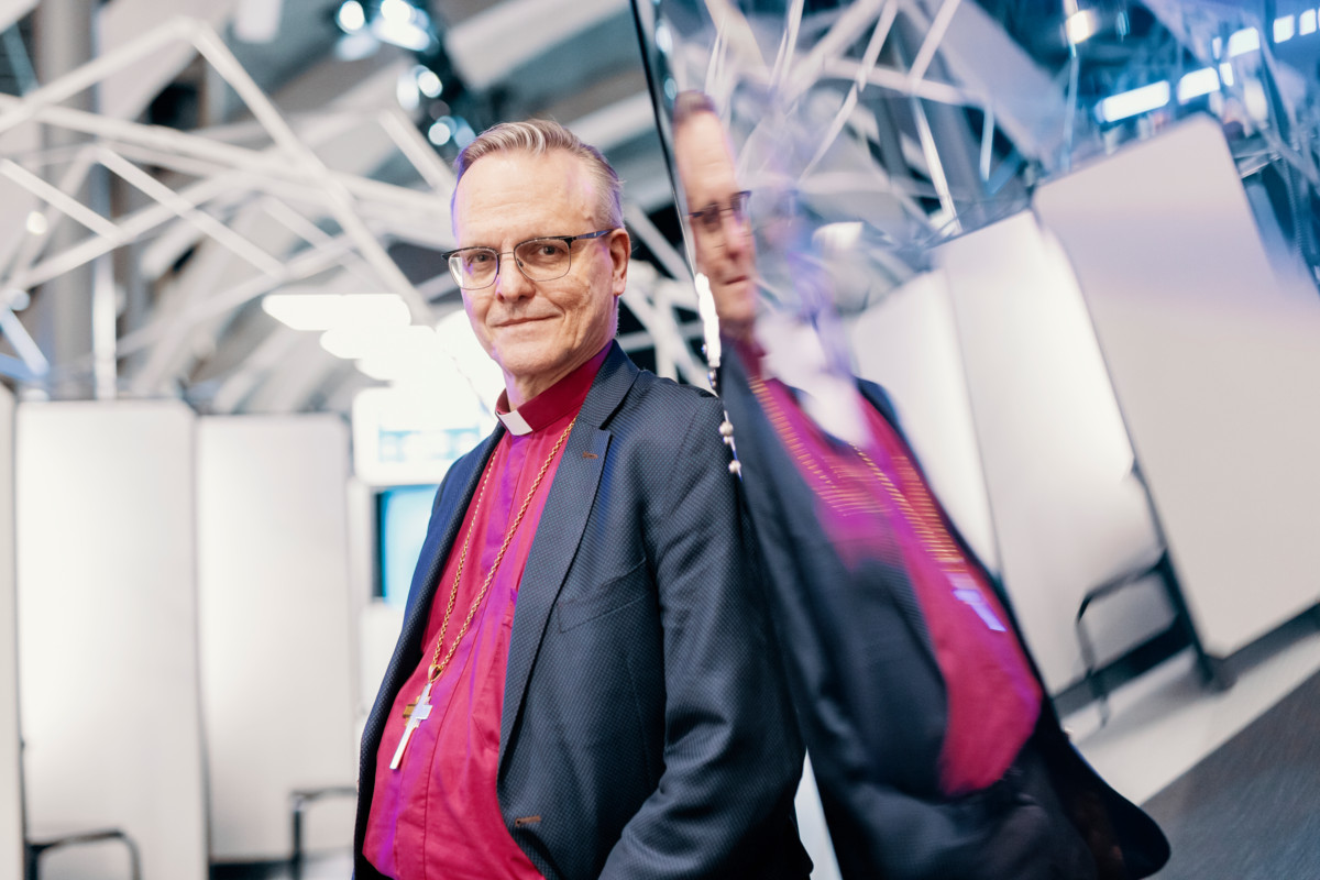 “Kirkon jäsenten suhtautuminen seksuaalisuuden ja sukupuolisuuden kysymyksiin riippuu omasta taustayhteisöstä. Toivon, että tunnustamme aina toisen ihmisen jumalasuhteen aitouden, merkittävyyden ja pätevyyden,” evankelis-luterilaisen kirkon arkkipiispa Tapio Luoma sanoo. Kuva: Joonas Brandt