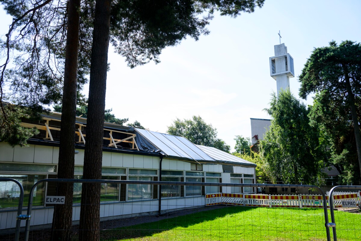 Messut jatkuvat Munkkivuoren kirkossa sunnuntaisin kello 11 marraskuun puoleenväliin saakka. Seurakuntatalo on aidattu.