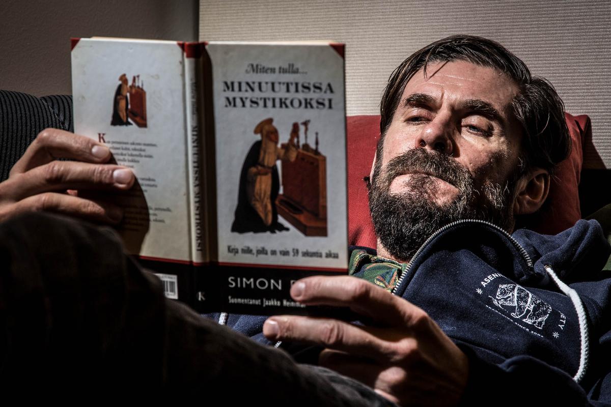 Tommi Korpelan mielestä Simon Parken tekstit olivat niin lyhyitä, että ne voi kuunnella kerralla, ja niin yllättäviä, että ne jäävät askarruttamaan mieltä.