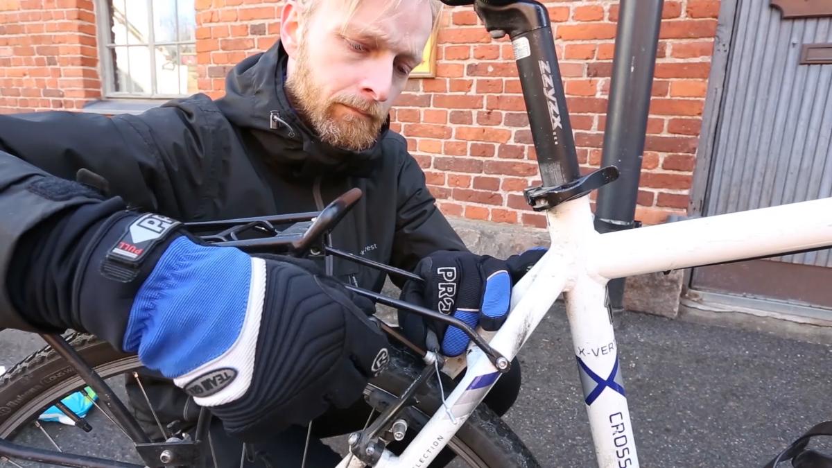 Jos jarrujen kiristämisvara on lopussa, sitä voi lisätä kiristämällä jarruvaijeria.