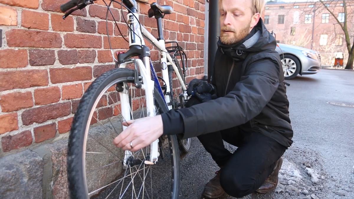 Pinnojen kuuluu antaa vähän periksi, kun niitä puristaa toisiaan vasten.