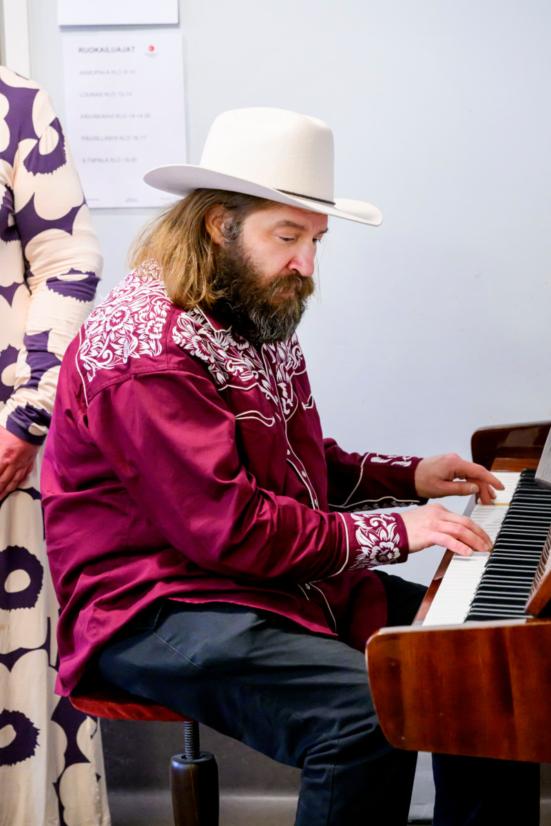 Pianisti Mikko Mattila soitti aiemmin Timo Aallon kanssa neljän kunnan alueella toimineessa Kunnan Pojat -yhtyeessä. 