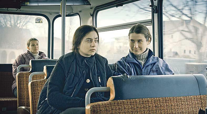 Voichita (Cosmina Stratan) on nuori nunna, joka saa vieraakseen lapsuudenystävänsä Alinan (Cristina Flutur).
