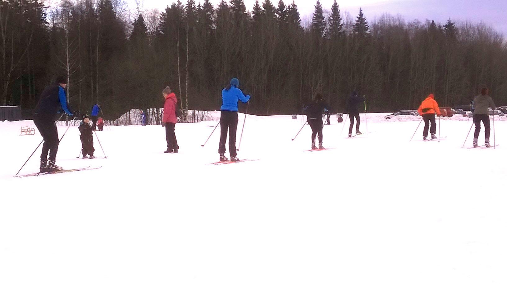 Suksi suihkii. Juhani Styrman kuvasi hiihtäjät Paloheinässä. Vaikka lunta on niukasti, niin Paloheinän hoidetuilla laduilla saattaa käydä päivittäin jopa tuhansia hiihtäjiä.