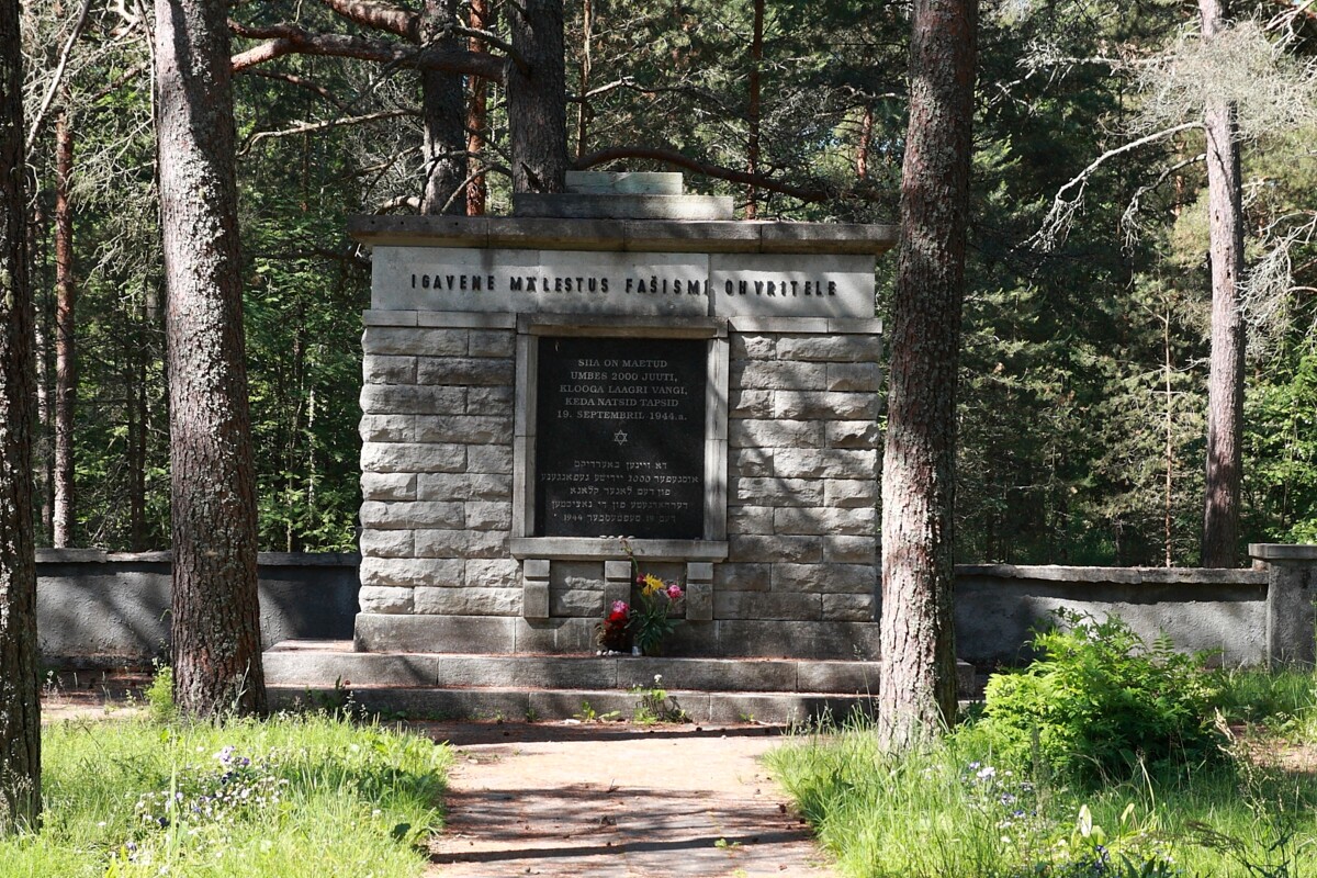 Syyskuussa 1944 surmattujen Kloogan keskitysleirivankien hautakumpu ja -muistomerkki. Kuva: Wikimedia Commons