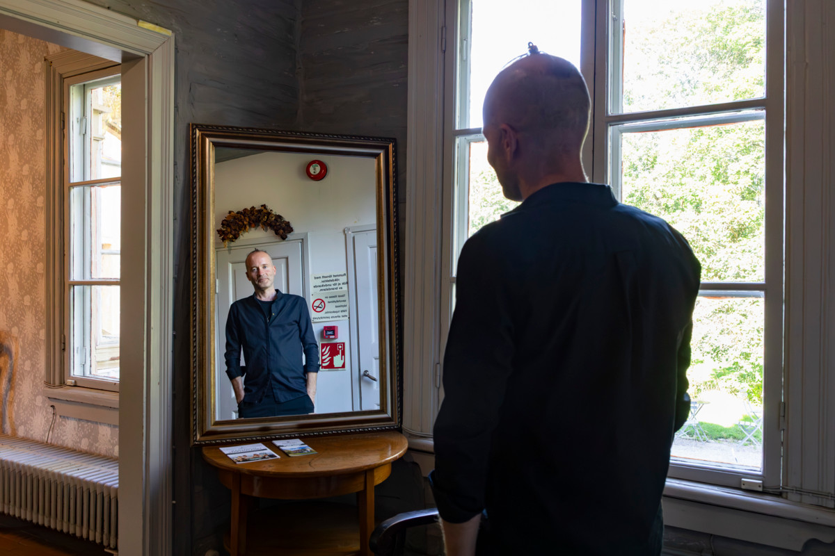 Antti Pentikäinen valokuvattiin Meilahden kartanossa. Hän on osakkaana Maailman kaunein sauna Oy:ssä, joka kehittää kartanon alueelle kulttuuri-, ravintola- ja hyvinvointipalveluita.