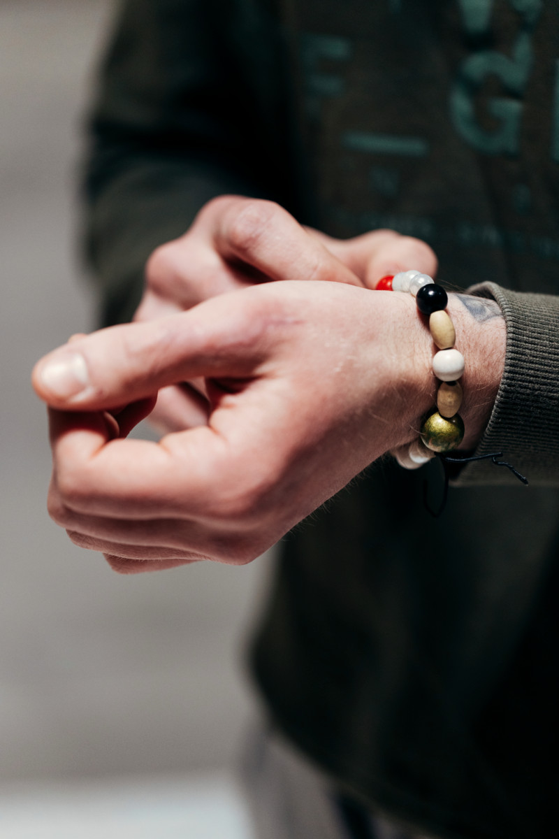 Rukoileminen ja Raamatun lukeminen ovat osa Akseli Haarasen arkea. Toisessa kädessä ovat rukoushelmet.