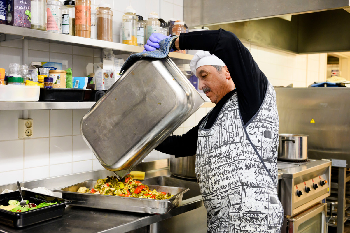 Kokki Ali Ahmadi valmistaa lounasta hävikkiraaka-aineista. 