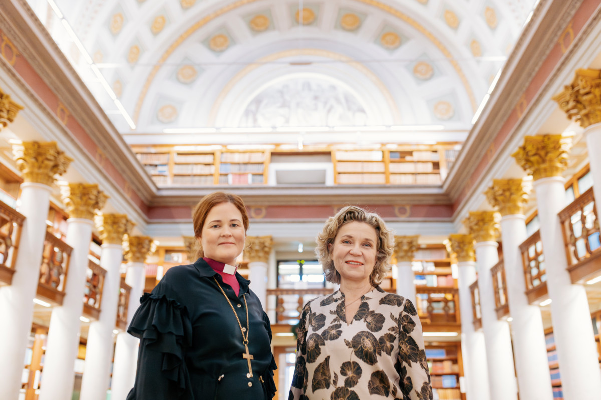 Kirjailija Sirpa Kähkönen tapasi piispa Mari Leppäsen ensimmäisen kerran vuonna 2022 Naantalin kirjajuhlilla. Siellä he kävivät ensimmäiset keskustelunsa, ja Kähkönen pyysi Leppästä kanssaan kirjeenvaihtoon.