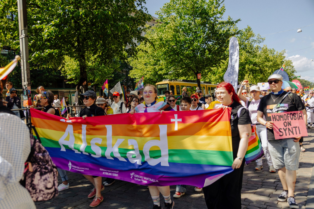 Pääkaupunkiseudun seurakuntien työntekijöitä marssimassa seksuaali- ja sukupuolivähemmistöjen oikeuksien puolesta Helsinki Pride-kulkueessa kesällä 2024. Kirkon oma kävelyblokki järjestetään tänäkin vuonna. Kuva: Jalmari Salovirta/Kirkon materiaalipankki