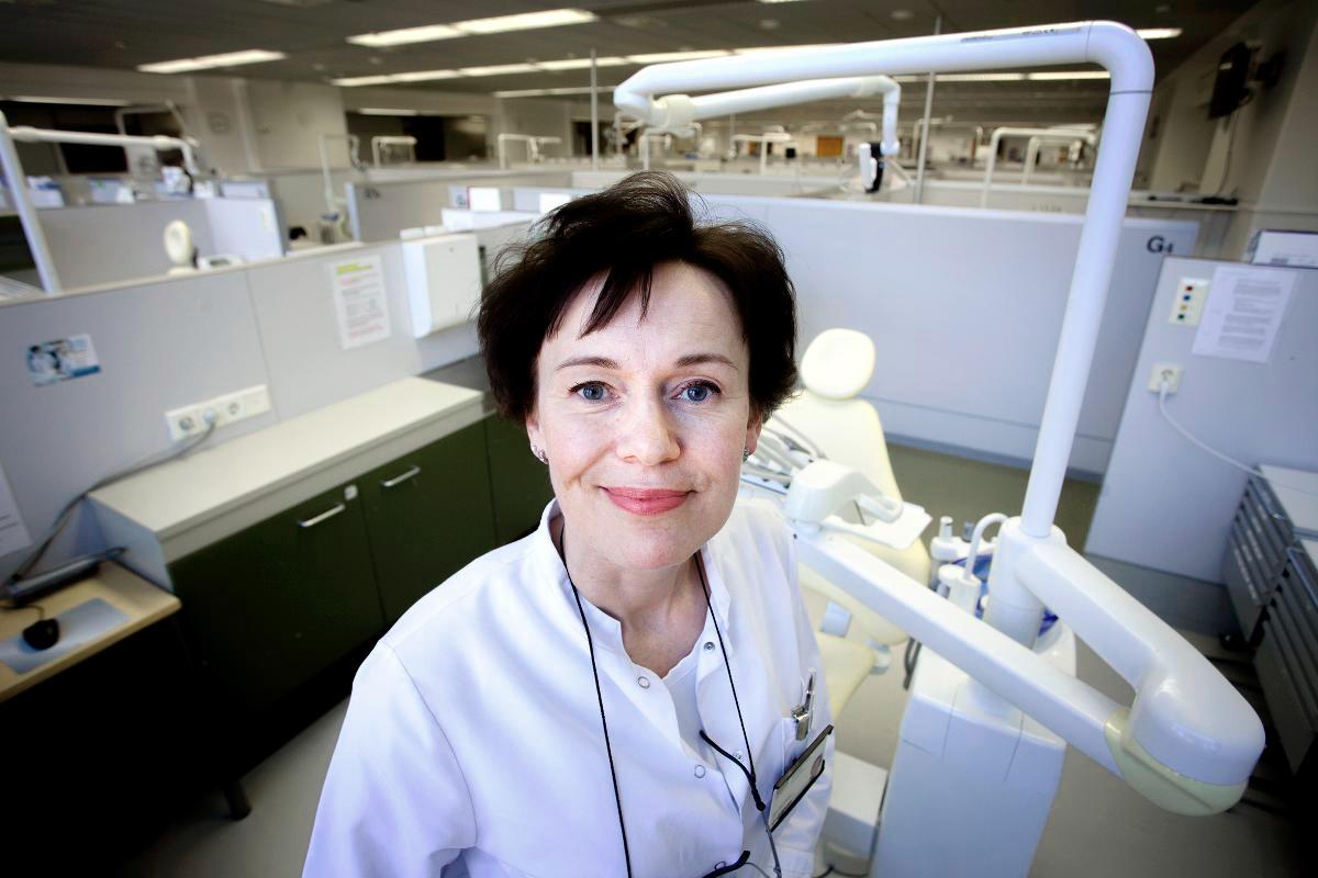 Sari Ala-Viikari työskentelee hammaslääkärinä Malmin terveysaseman hammashoitolassa. Kuva: Liisa Huima