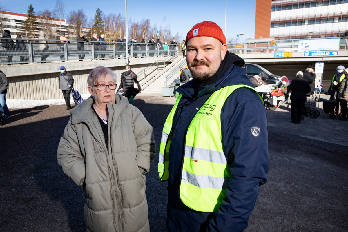 Myllypuron elintarvikeavun johtaja Sinikka Backman ja kiertävä sosiaaliohjaaja Markus Honkonen kuvattiin Liikuntamyllyssä huhtikuussa 2022. Kuva: Esko Jämsä