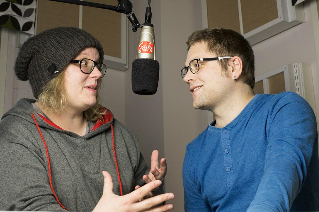 Ennätykset paukkuvat. Jouluradion graafikko ja toivelaulukonsertin juontaja Tuukka Joru (vas.) sekä musiikkipäällikkö Olli Aimola iloitsevat kuuntelijaluvuista. Kuva: Katri Saarela 