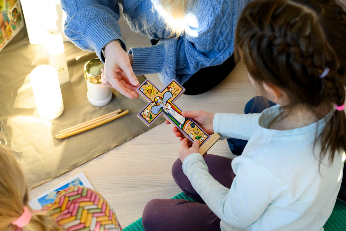 Miksi puut ristissä ovat eri pituisia? ihmetteli yksi lapsista evankelis-luterilaisen kirkon pisteellä.