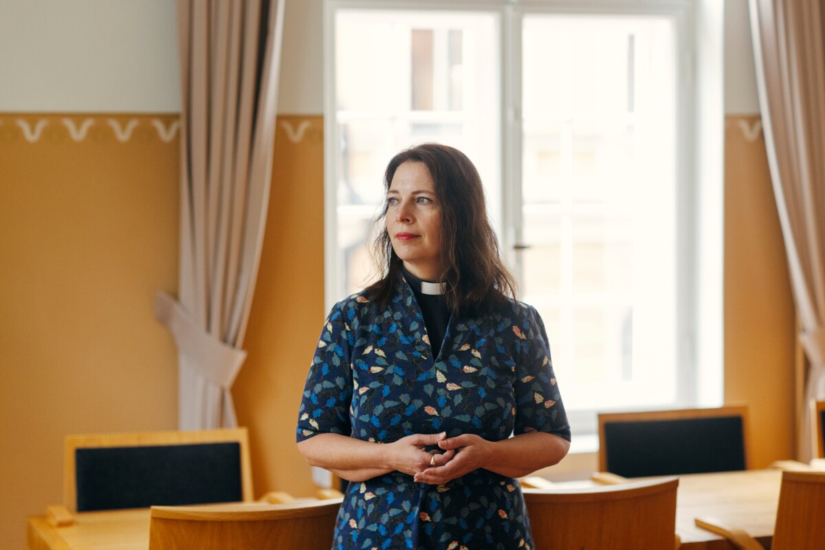 ”Tässä ajassa koetaan voimattomuutta ja epätoivoa”, pohtii Tuomiokirkkoseurakunnan vt. kirkkoherra Päivi Vähäkangas.