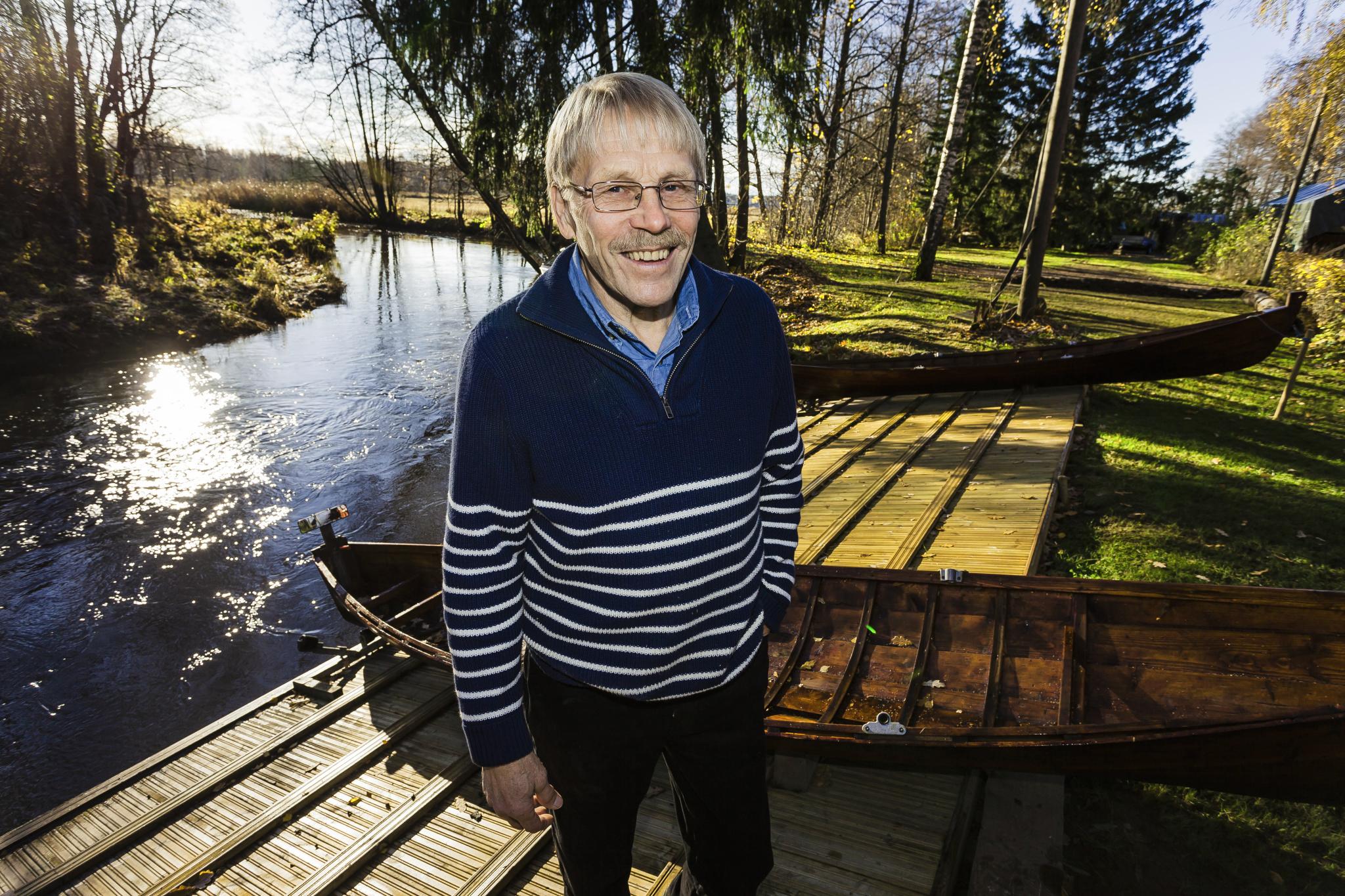 Erkki Oikarinen sai kipinän veneen tekemiseen työväenopiston kurssilta. Sen jälkeen omin käsin tehtyjä veneitä on syntynyt yli kolmekymmentä. Kuva Jukka Granström