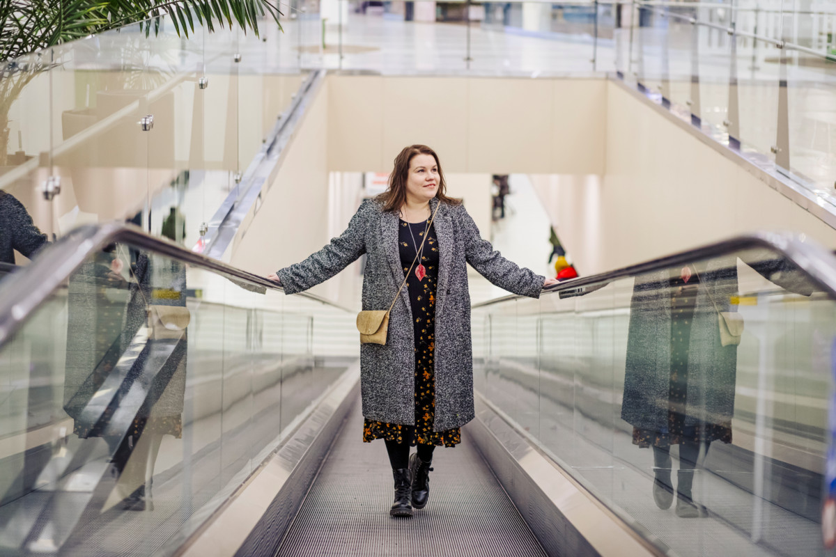 Laura Vähäsarja on pappi ja teinikaksosten vuoroviikkoäiti. Hän työskentelee viestinnän asiantuntijana Espoon seurakunnissa.