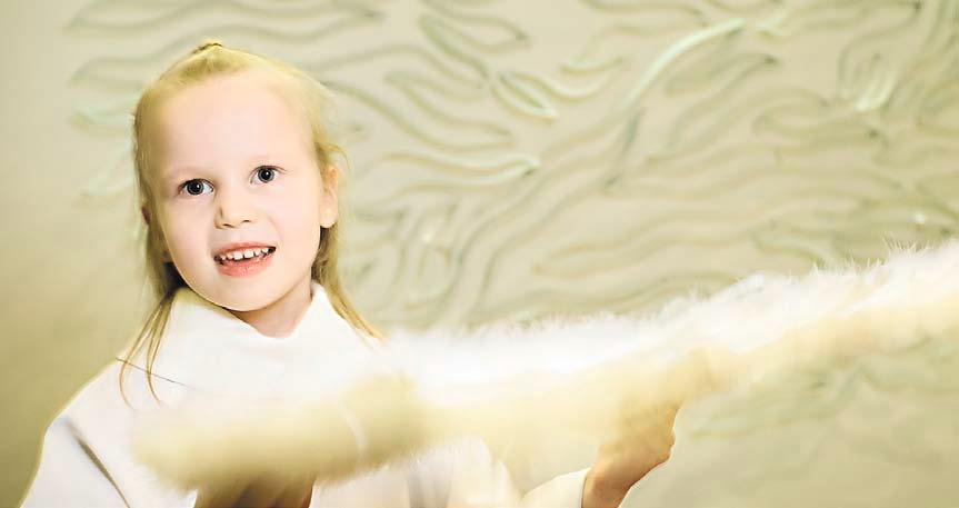 Sonja Sevanto, 6, esiintyy enkelinä perheiden aattohartaudessa Hämeenkylän kirkossa.